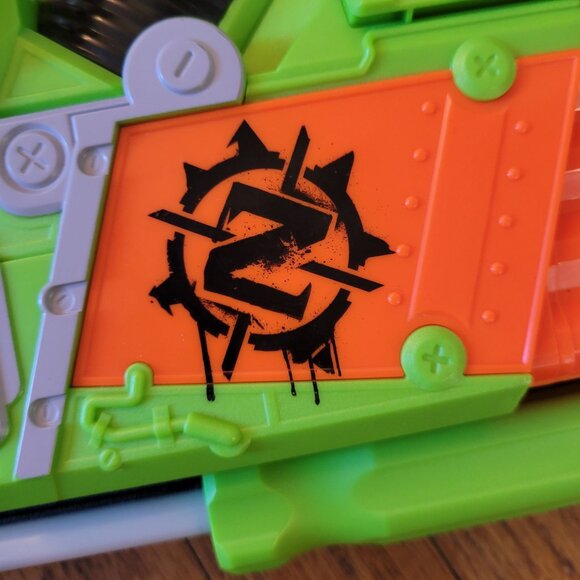 Nerf Zombie Strike Brainsaw Blaster Chainsaw Toy Gift Orange Green - Picture 6 of 7